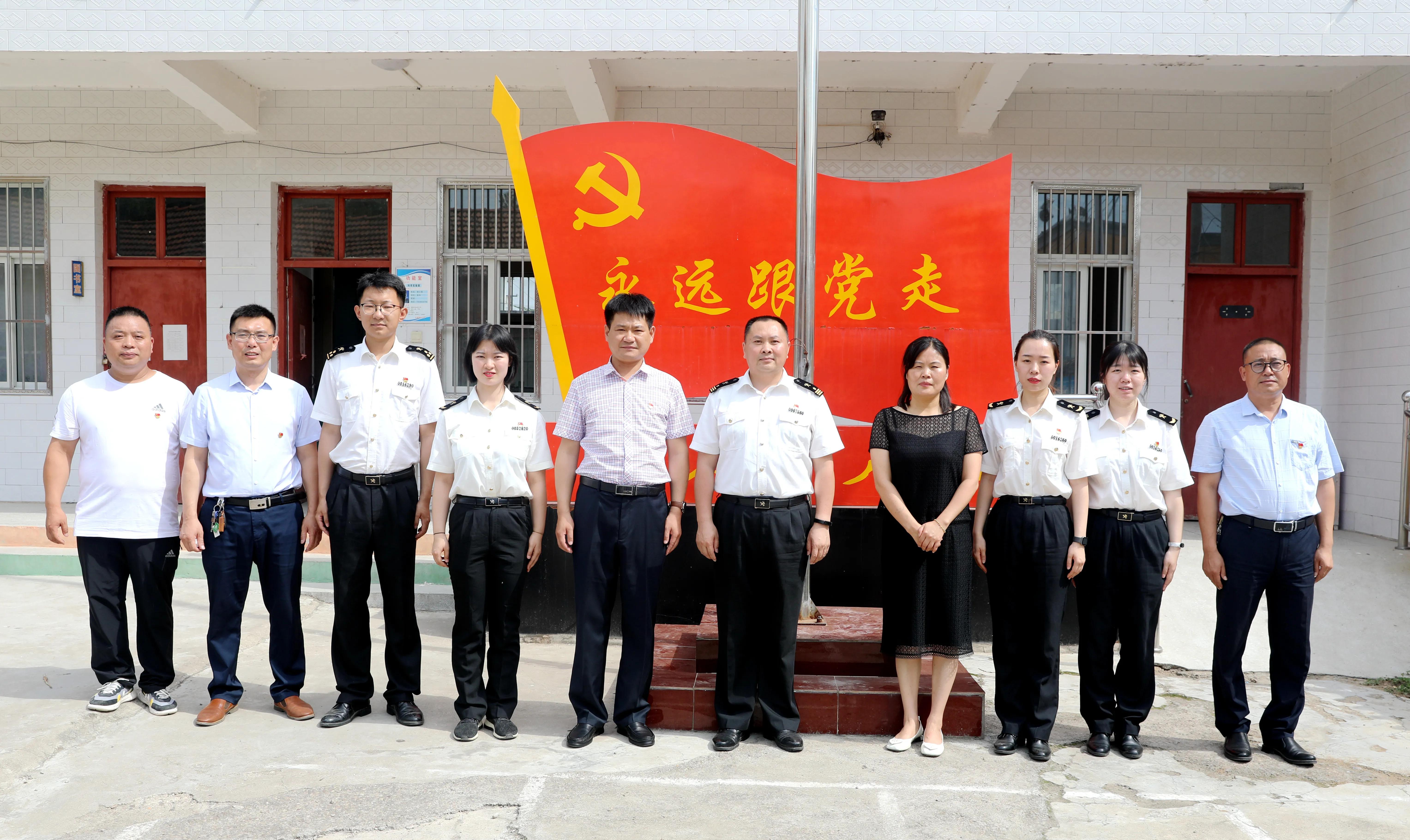 河南鲁山：海关总署统计司为辛集第十小学捐赠5000余元图书