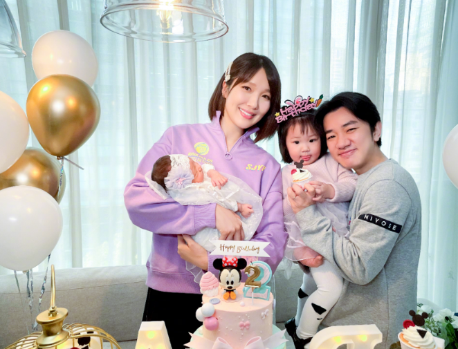 王祖蓝二胎得女，李亚男产后仍像少女，网友：人生赢家啊