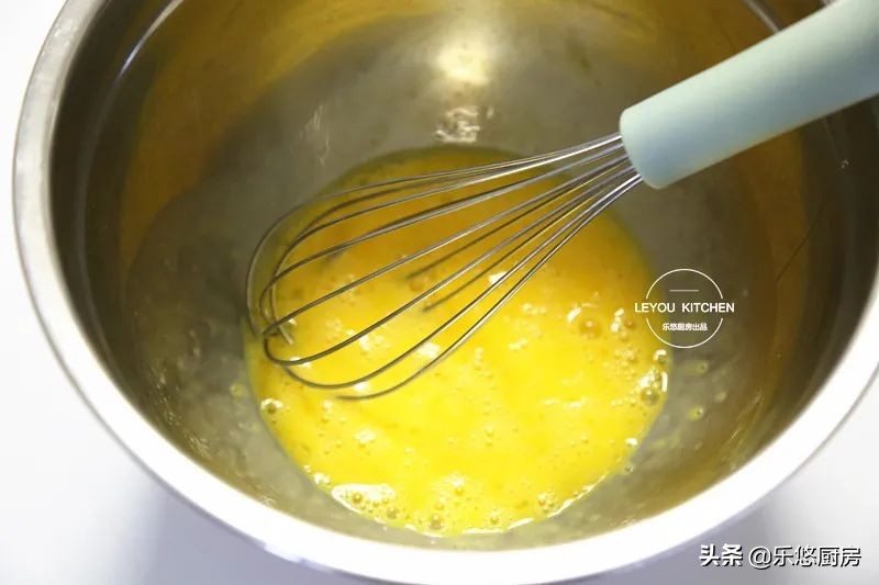 搅一搅，拌一拌就上锅蒸，和蛋糕一样好吃，冬天做简单又热乎