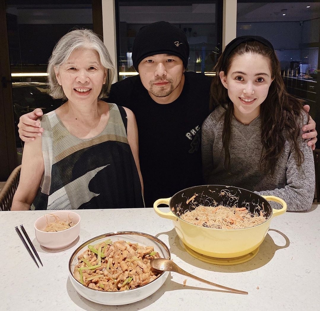 周杰伦晒照为母亲庆生，周妈妈白发苍苍，穿扮时髦但面容略显憔悴