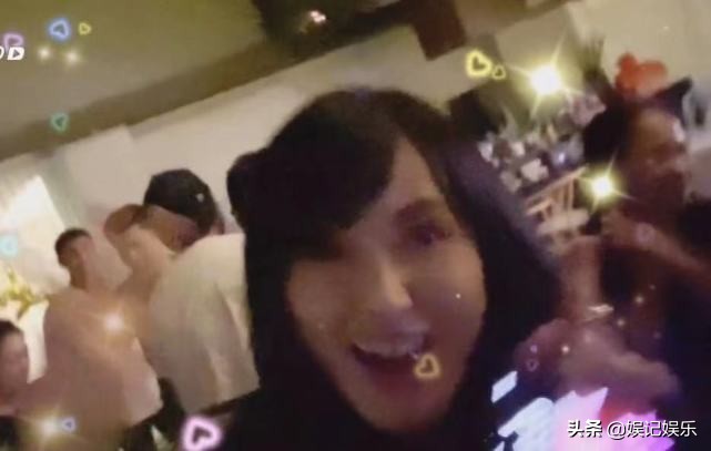 妻子怀三胎？吴尊回应后再晒夫妻合影，林丽吟用花遮肚状态好