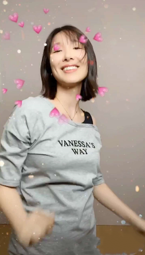 李亚男挺孕肚热舞，全程扭腰摆臀甩头动作超大，网友：小心宝宝