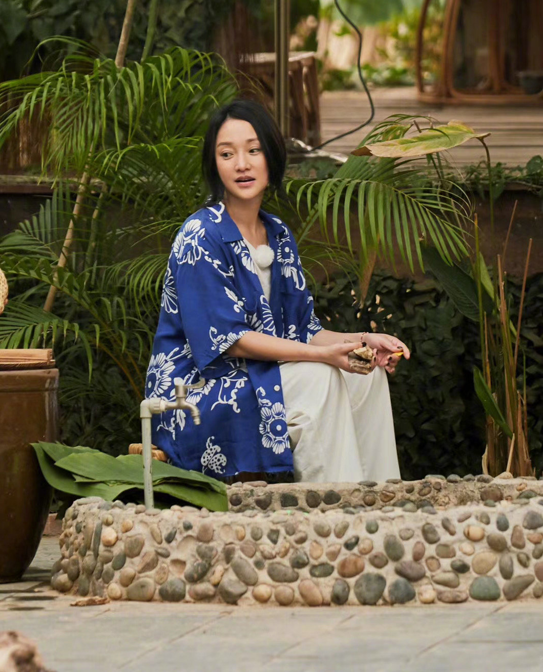 《向往的生活》周迅务农，身穿4万7香奈儿抬香蕉