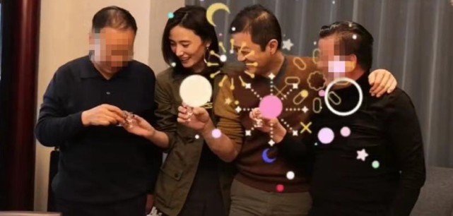 李亚鹏带新女友应酬，席间敬酒合影，这都是以