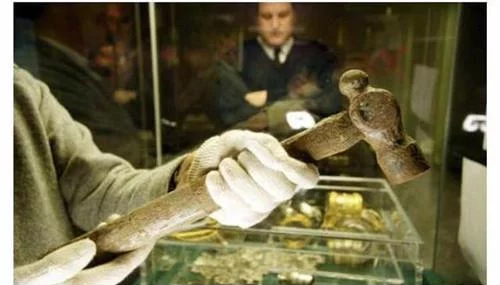 农民翻修房子，意外发现1500年前金库，宝藏归属