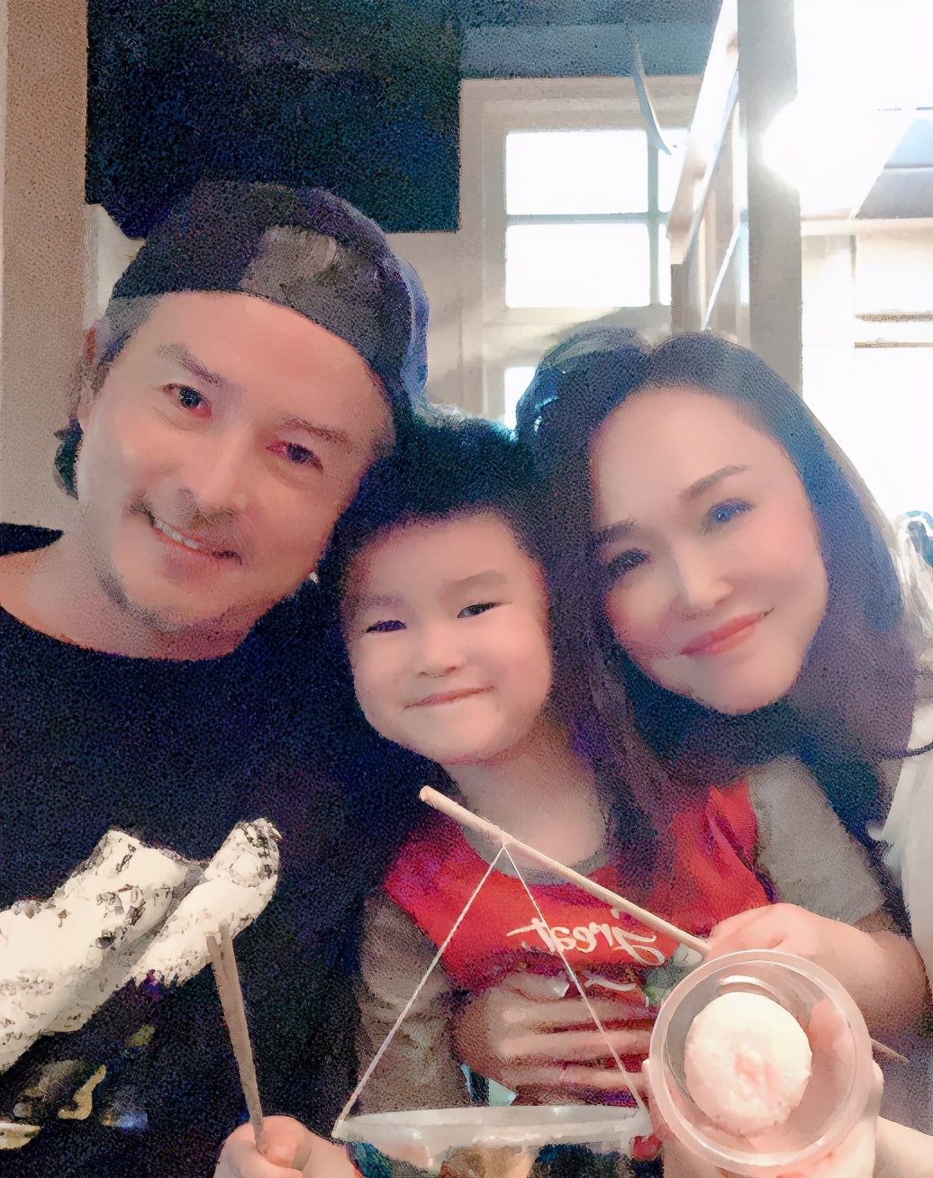 49歲範文芳一家三口出遊，全素顏示人白到發光，腿比兒子還要細