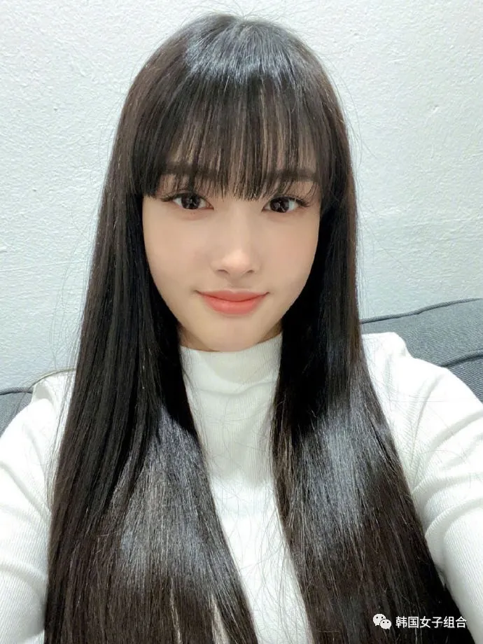 自拍像拍证件照一样的这位女团爱豆,偶尔摆起pose来就是精灵