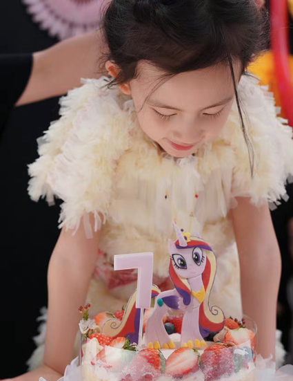 有一种成熟叫黄多多，明明是7岁多妹生日，却靠短发红唇成焦点