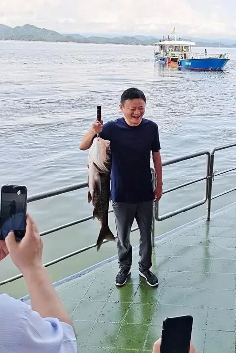 马云携阿里高管千岛湖观鱼，马云拎起一条18斤有
