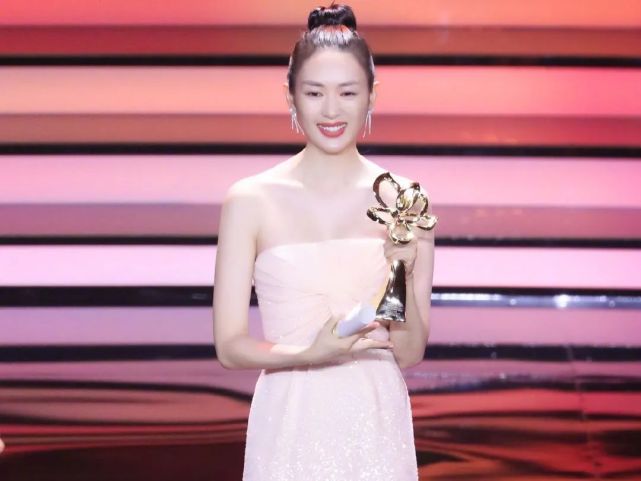 被前男友暴打、星途黯淡多年，“美强惨”女星