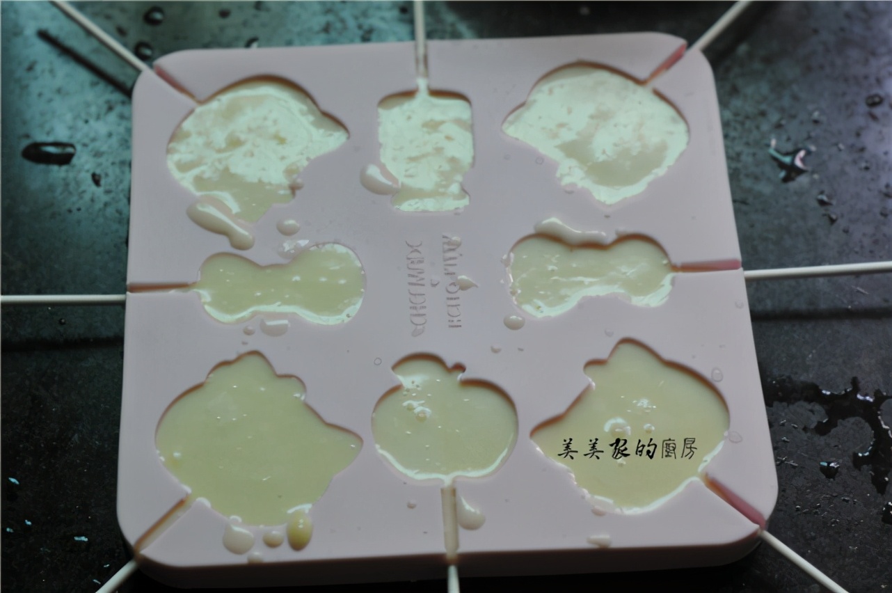 家庭自製冰激凌，有牛奶就能做，拌一拌凍一凍，綿糯無冰沙