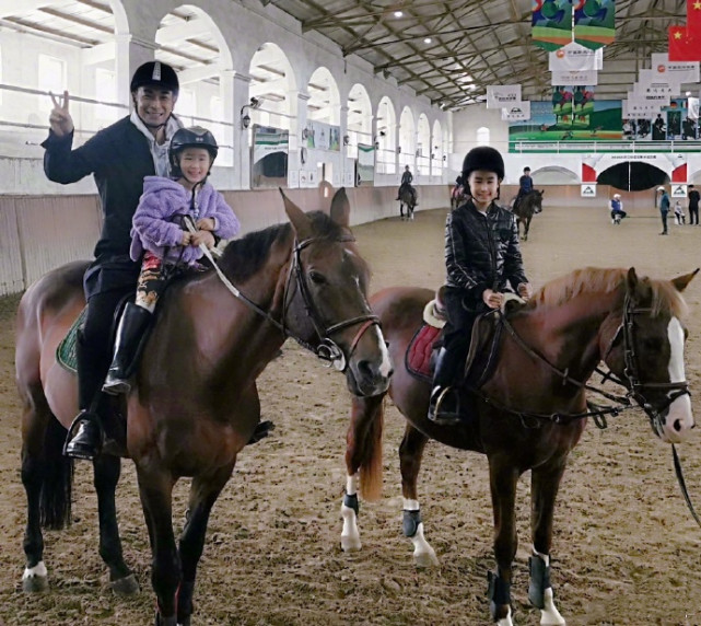 好爸爸！赵文卓国庆陪儿女骑马，子龙和妹妹马背上手拉手超有爱