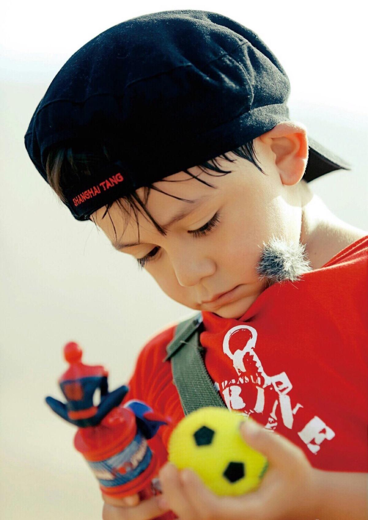 劉愷威生日派對邀請劉燁一家，諾一長大不少，有男人味兒了