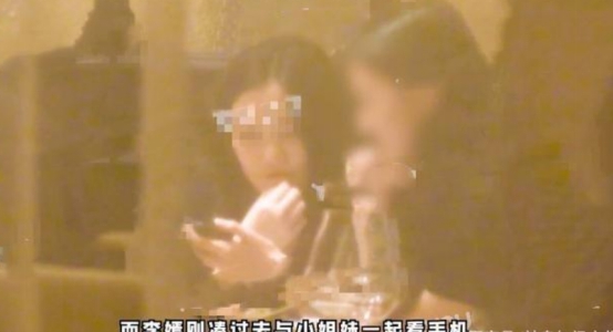 52岁王菲领女儿李嫣聚餐，身材精瘦锁骨突出，蹲路边玩手机没包袱