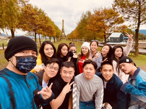 周杰伦携妻参加友人聚会，周董挂昆凌身上比剪刀手，当众撒糖甜齁