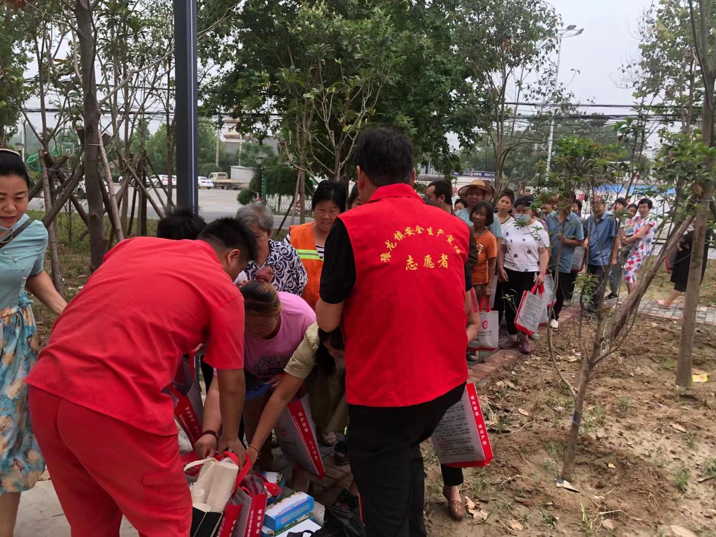 荥阳市豫龙镇“咨询+宣教+竞答+演练”安全生产月集中宣传日活动