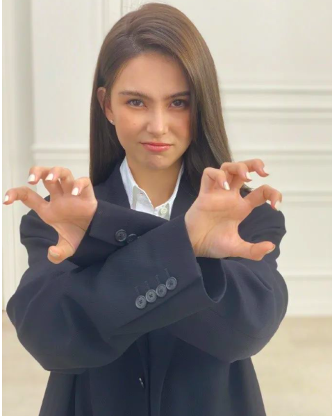 昆凌养娃不嫌麻烦，小小周6岁长发及腰，周杰伦女儿造型变化多端