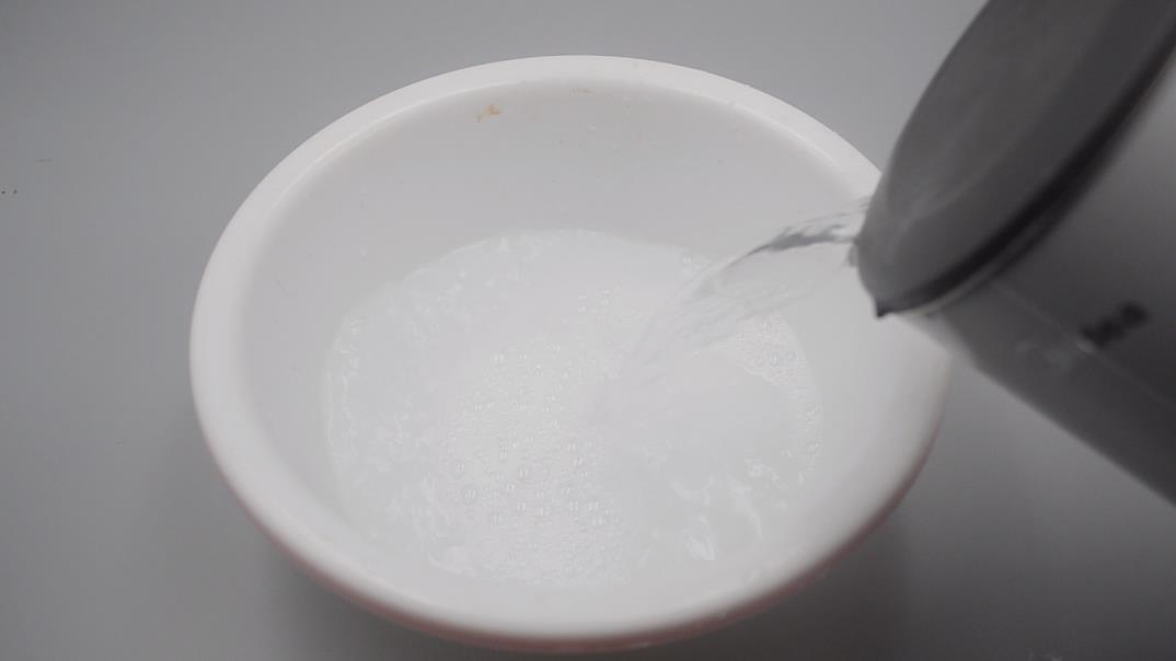 不管菜籃子多髒多油，不用刷子刷，只需泡一泡，污漬輕鬆洗乾淨