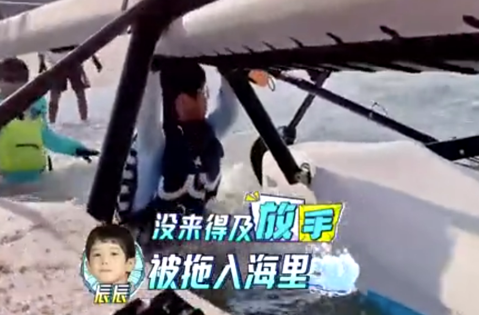 向佐录节目救落水儿童！小孩被拖入海里十分危险，女导演尖叫求助