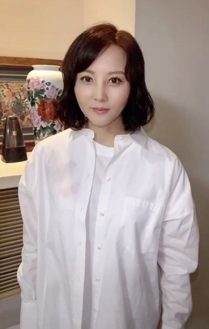 陶红的脸真是个谜，出道32年，但皮肤嫩的好似能