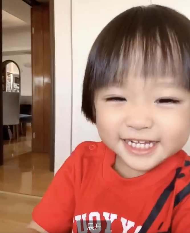 鄭嘉穎曬一歲半兒子，成功從一數到十開心拍手，表情豐富萌態十足