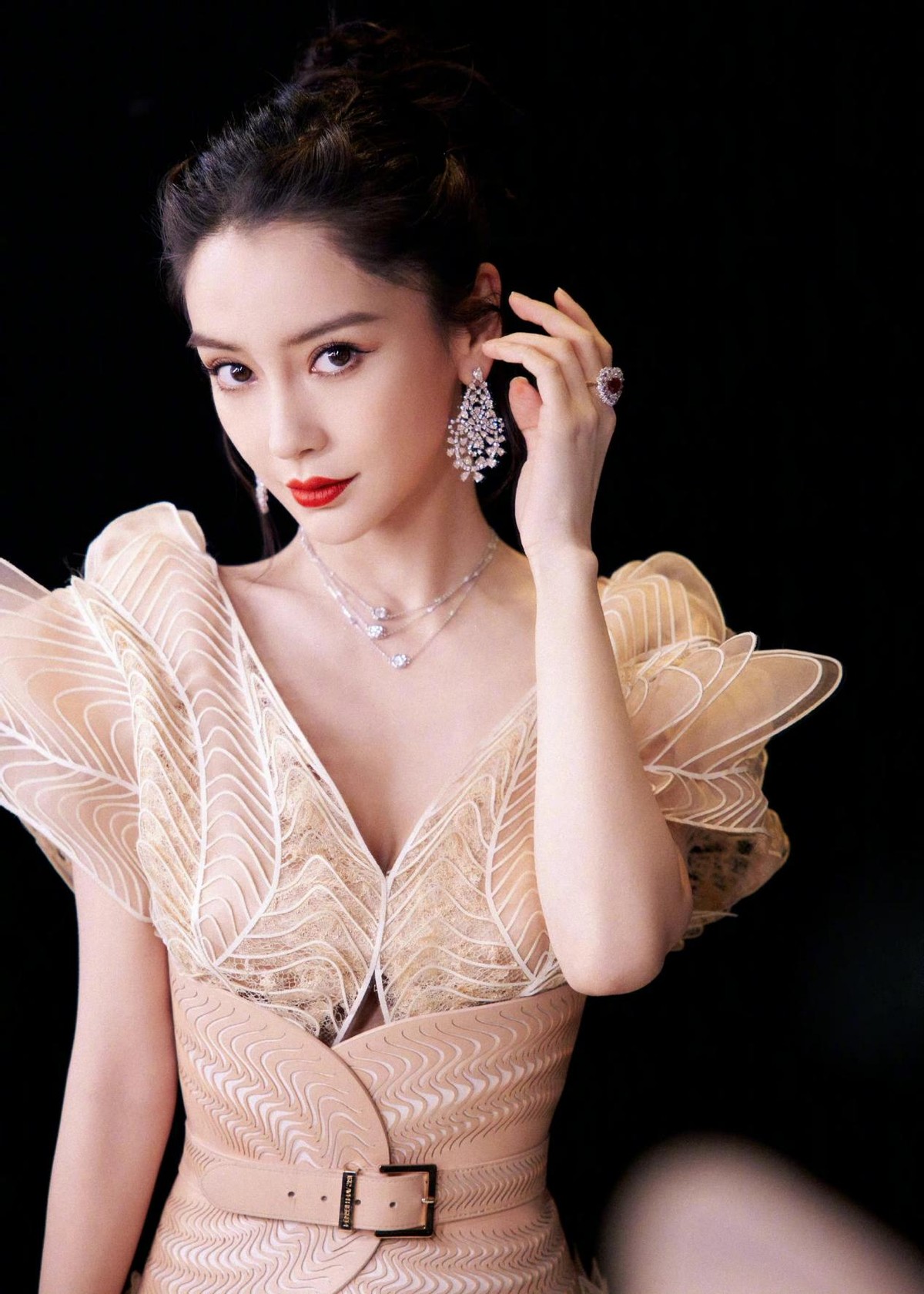 angelababy鱼尾裙惊艳,红毯化身美人鱼,网友:太美了