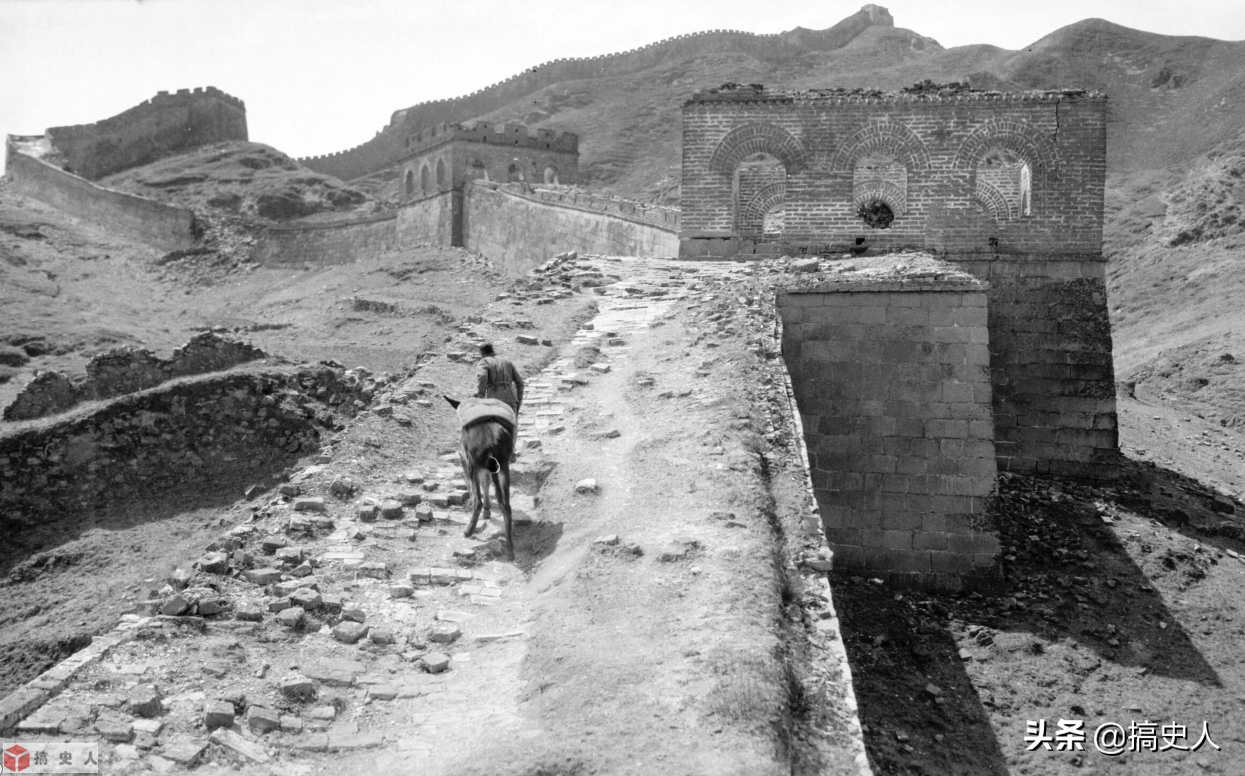 1930年老照片：图2算命先生给人摸骨看相，图3是苏州的梦里水乡！ 第1张