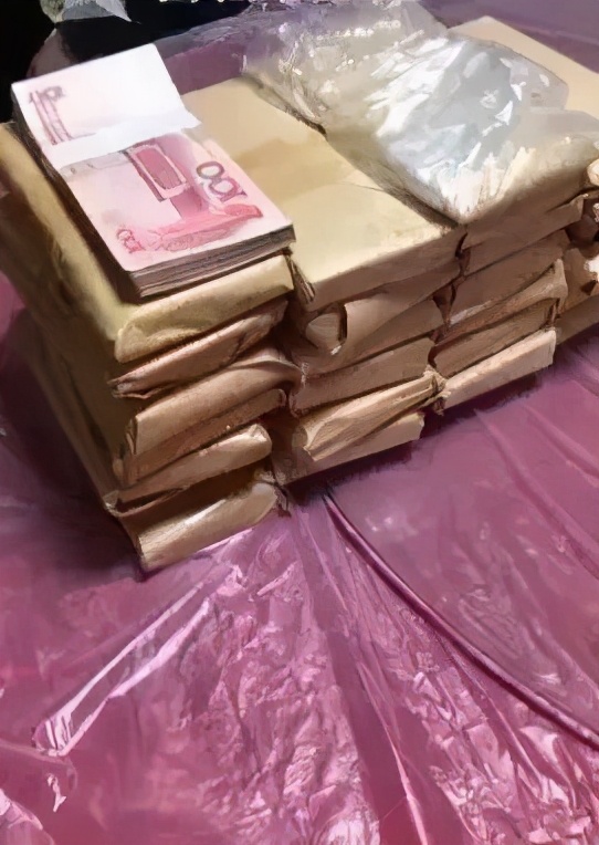 哭笑不得！小學生遛狗撿到26萬巨款，家長不信：