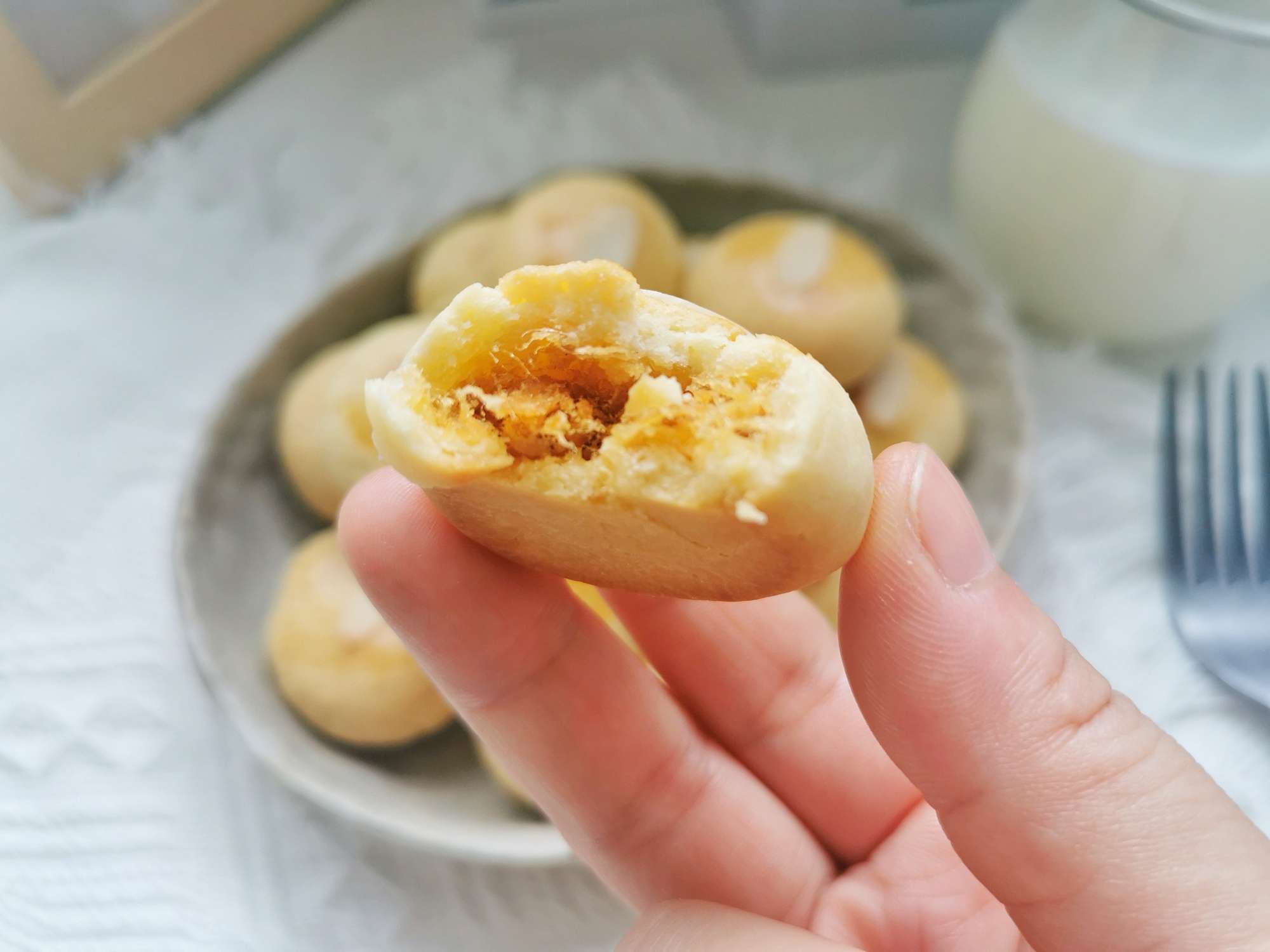 80后妈妈坚持自制零食，今天做的肉松小奶酥，老公儿子抢着吃