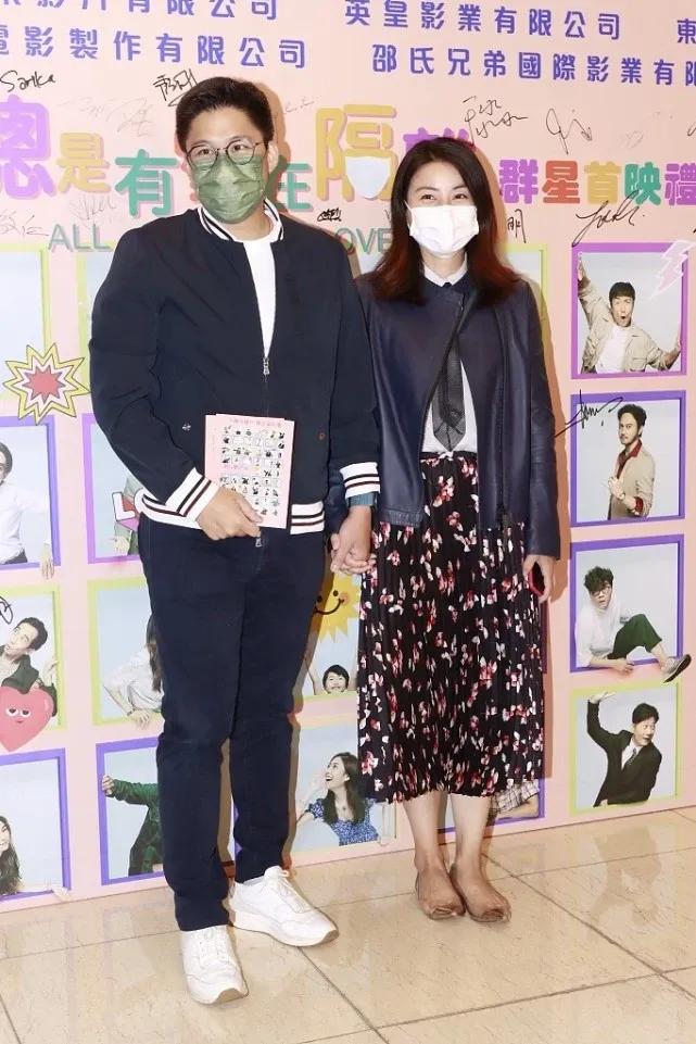 霍啟剛夫婦十指緊扣出席首映禮超甜蜜，郭晶晶笑容燦爛幸福難掩