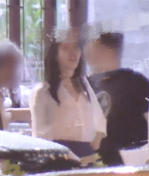 70岁王石身材消瘦撑不起衬衣！携田朴珺与友聚餐，娇妻保养似少女