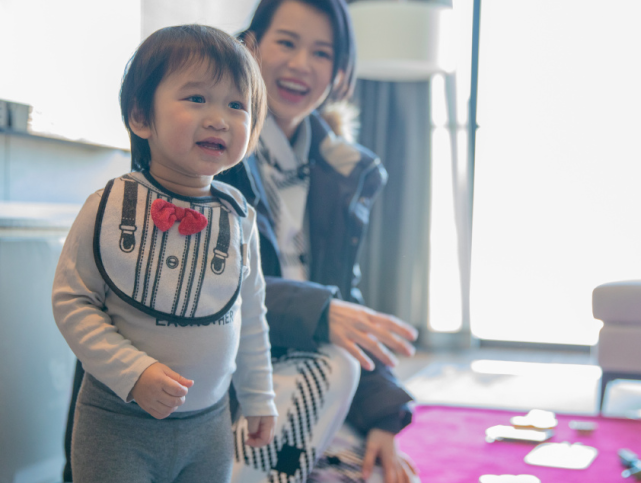 三胎孕媽胡杏兒帶兒子工作，穿著寬鬆巧遮孕肚，單手抱娃臂力足