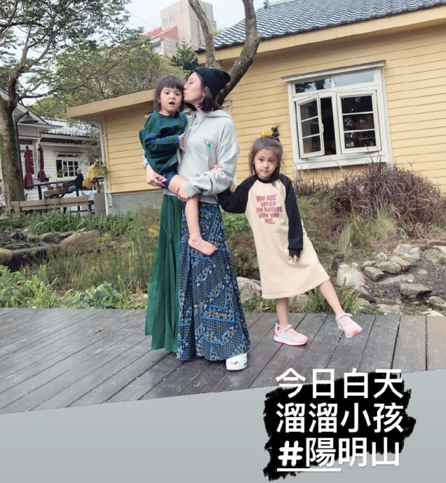 梧桐妹曬全家福身高已超賈靜雯，咘咘波妞穿搭太老氣全靠顏值支撐