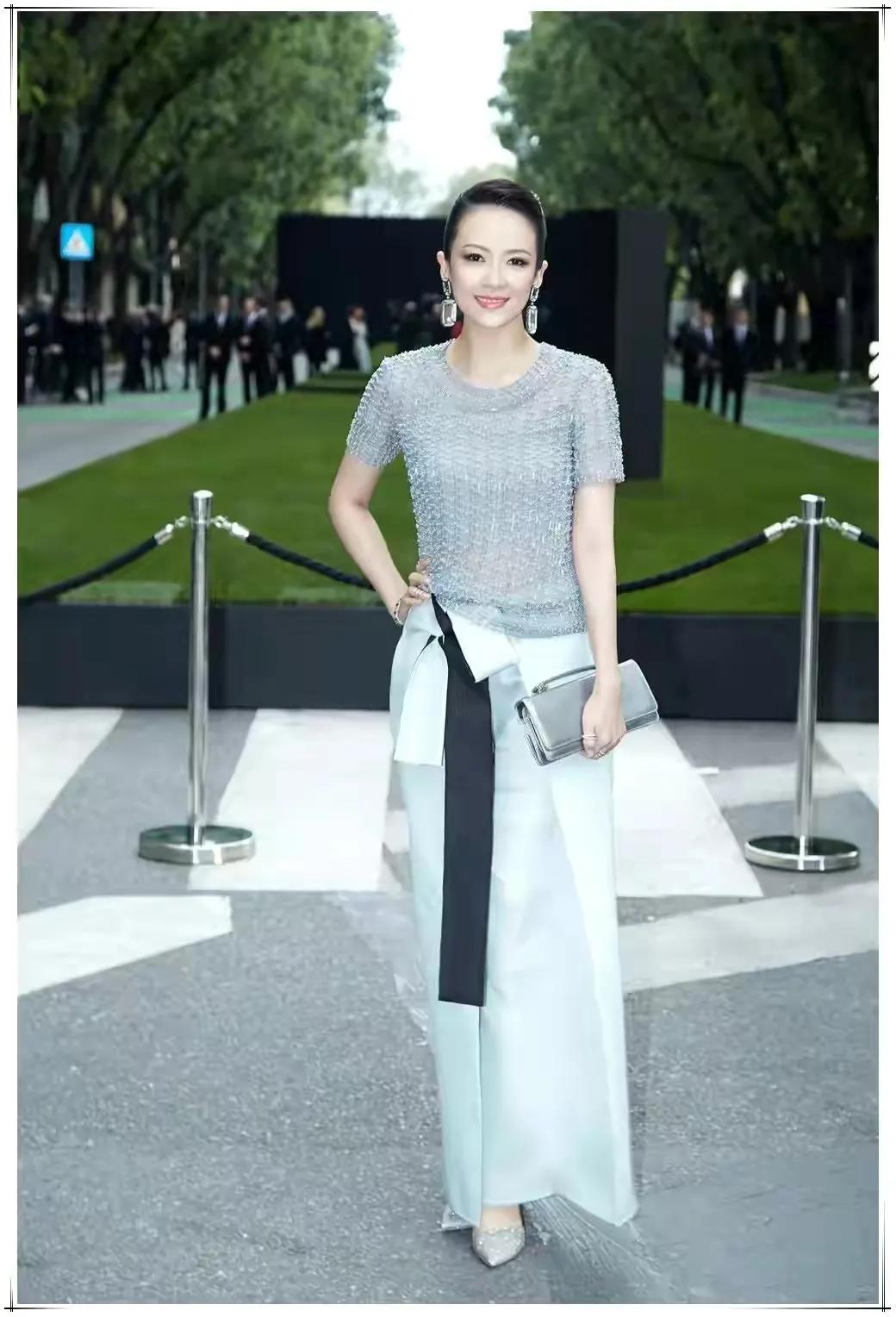 汪峰的小娇妻穿蕾丝裙就是好看