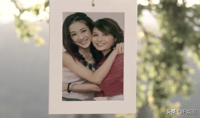 鍾嘉欣帶子女和媽媽同框出鏡賀母親節一家人牽手的背影合照很溫馨