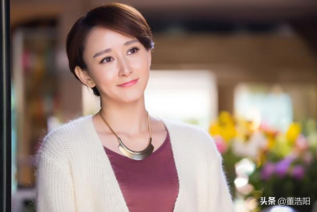 她因长太美被国外首富看中娶回家，为让她安心