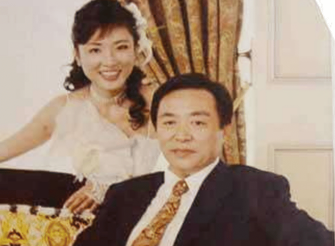 34岁离婚36岁嫁入豪门，央视第一美女51岁高调复