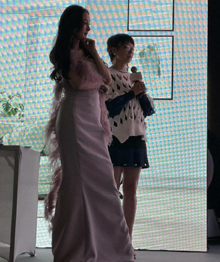 After Yang Mi changes modelling division head beautiful temperament is pulled full, the spot and humour of vermicelli made from bean starch are interactive: 