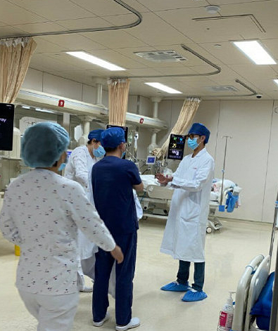 杨洋出演抗疫剧路透，穿白大褂体验医生生活，