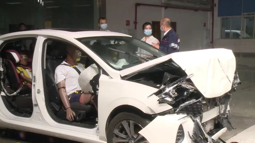 有料就是自信，逸动PLUS直播碰撞，拆掉四门都奈