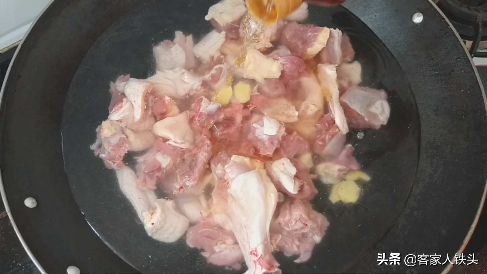 鸭肉别直接下锅炖，加2个土豆做一锅，好吃不腻，孩子都不挑食了