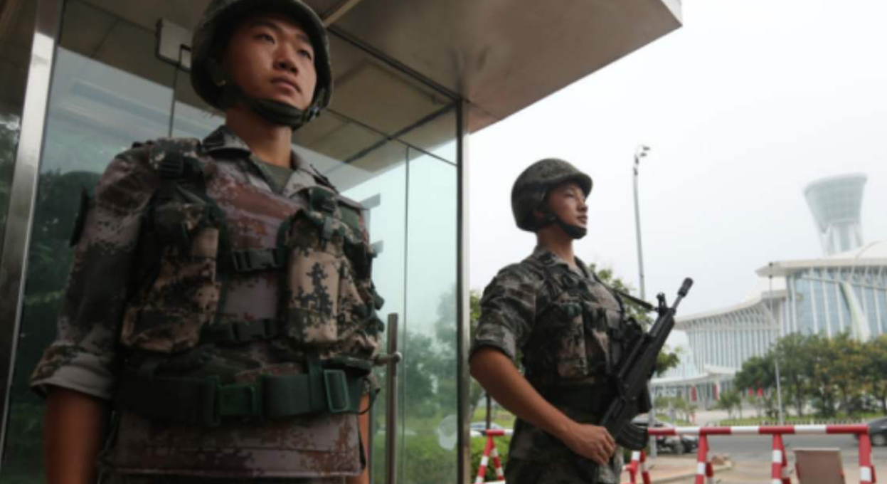 中国士兵站岗时，为什么两人只有一把枪？20多年前血的教训