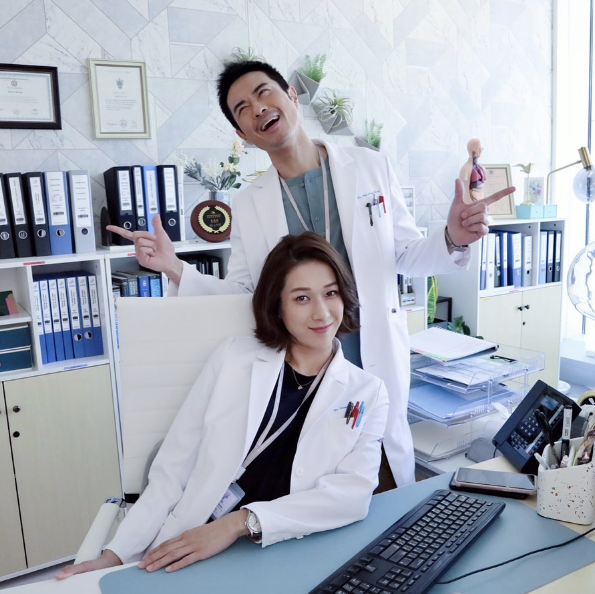 鍾嘉欣曬全家福，與大13歲丈夫幸福依偎，一雙兒女像極了龍鳳胎