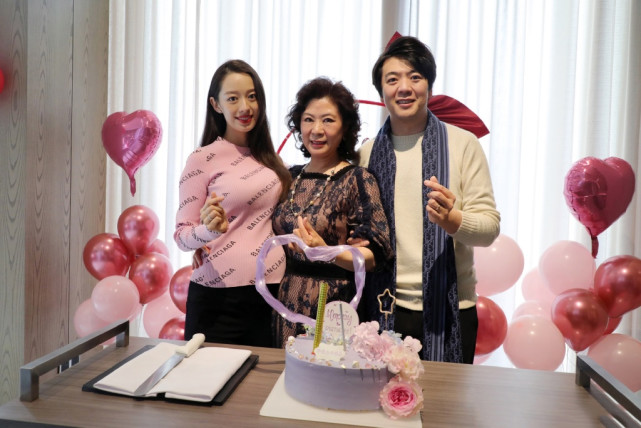 吉娜挺九個月孕肚彈琴，郎朗貼心拍照，夫妻倆為寶寶做胎教超甜蜜