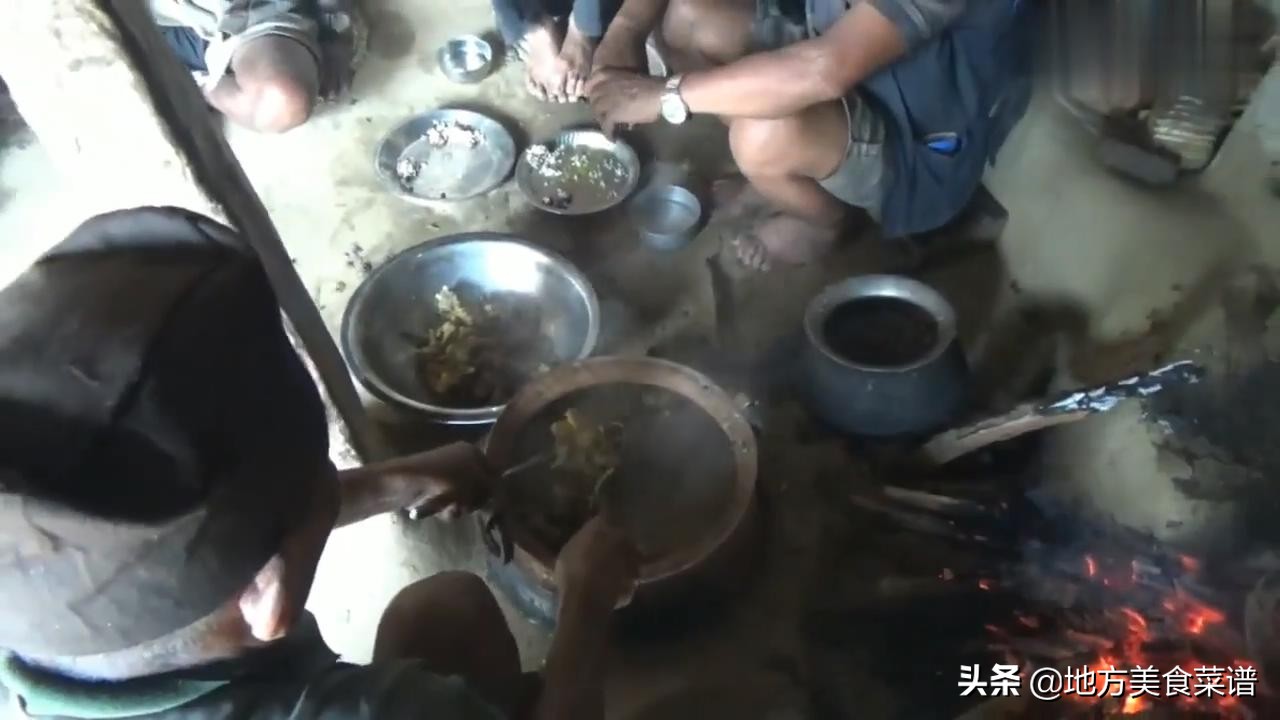 尼泊尔山区穷人家吃酒席，玉米糊配咖喱羊肉，人多菜少发个青椒