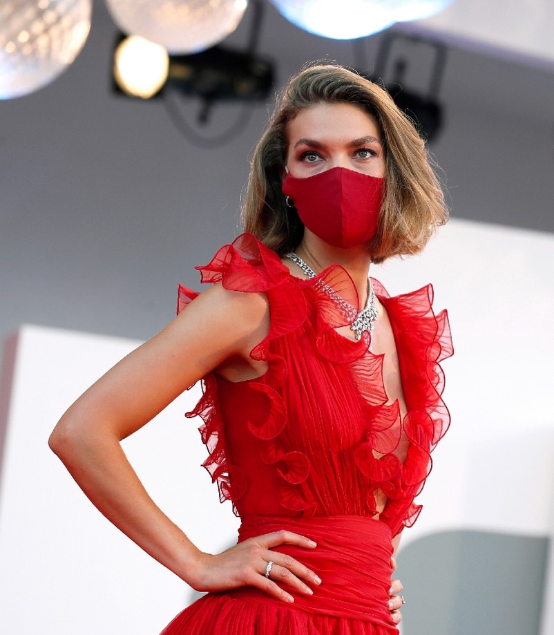威尼斯影展口罩成最大奢侈品配饰，乌玛瑟曼22岁女儿越来越像妈