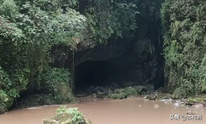 重慶深山的重炮兵工廠，山洞車間高三層樓，靶場(chǎng)還有炮彈炸的大洞