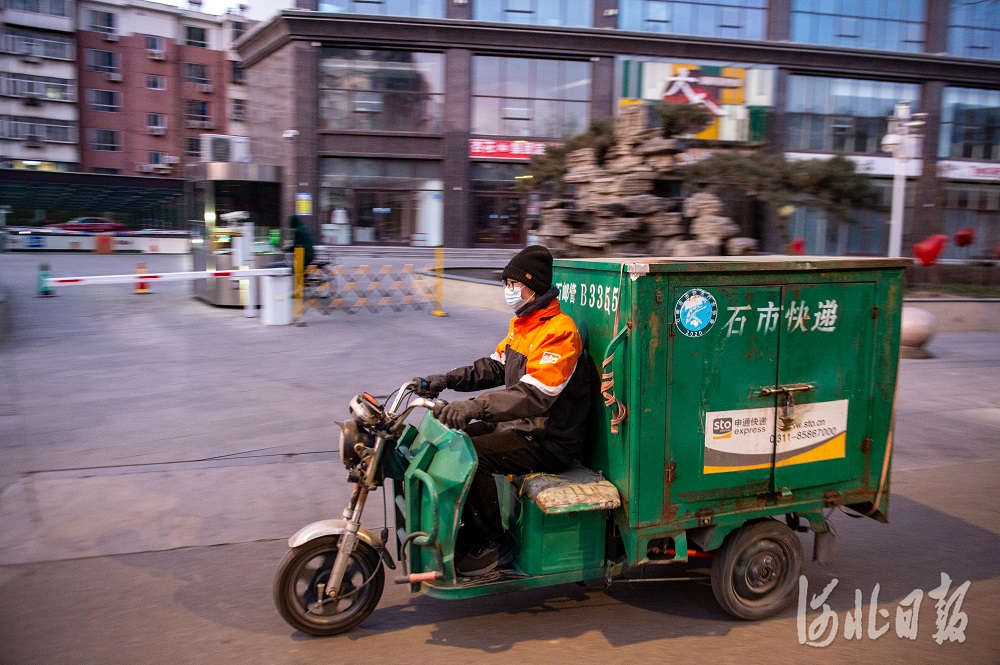 石家庄街头，快递小哥跑起来了