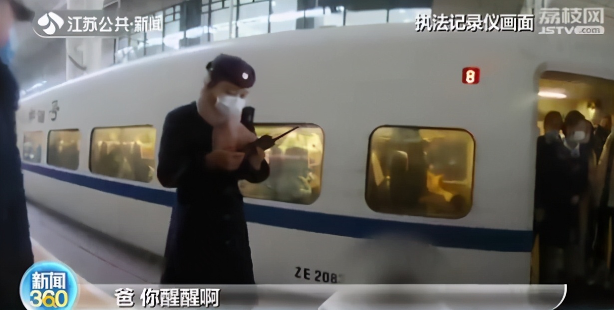 300斤重的男子站台晕倒 众人你抬我扛送上救护车