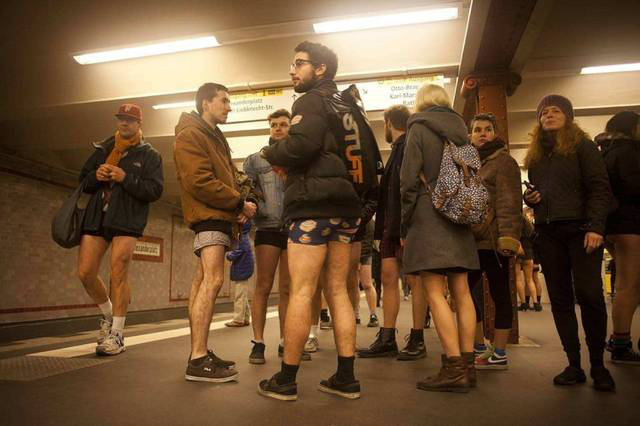 荷兰女性到底有多开放？地铁逛一圈，真是解放